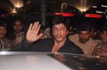 Shahrukh Khan snapepd at the airport, Mumbai on 29th May 2012 (27).JPG