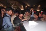 Shahrukh Khan snapepd at the airport, Mumbai on 29th May 2012 (30).JPG