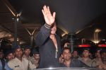 Shahrukh Khan snapepd at the airport, Mumbai on 29th May 2012 (35).JPG