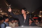 Shahrukh Khan snapepd at the airport, Mumbai on 29th May 2012 (41).JPG