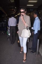 Liz Hurley snapped with Shane Warne at Mumbai airport on 1st June 2012 (22).JPG