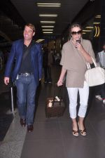 Liz Hurley snapped with Shane Warne at Mumbai airport on 1st June 2012 (29).JPG