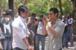 Aamir Khan at Rajkumar Hirani_s father_s funeral in Santacruz on 4th June 2012 (11).JPG