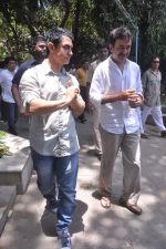 Aamir Khan at Rajkumar Hirani_s father_s funeral in Santacruz on 4th June 2012 (14).JPG