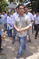 Aamir Khan at Rajkumar Hirani_s father_s funeral in Santacruz on 4th June 2012 (16).JPG