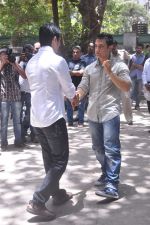 Aamir Khan at Rajkumar Hirani_s father_s funeral in Santacruz on 4th June 2012 (72).JPG
