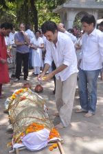 Rajkumar Hirani at Rajkumar Hirani_s father_s funeral in Santacruz on 4th June 2012 (4).JPG