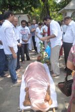 Rajkumar Hirani at Rajkumar Hirani_s father_s funeral in Santacruz on 4th June 2012 (84).JPG