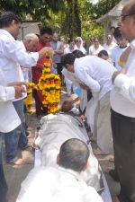 Rajkumar Hirani at Rajkumar Hirani_s father_s funeral in Santacruz on 4th June 2012 (86).JPG