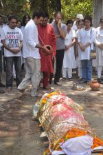 Rajkumar Hirani at Rajkumar Hirani_s father_s funeral in Santacruz on 4th June 2012 (93).JPG