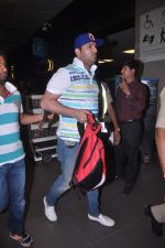 Yuvraj Singh leave for IIFA to Singapore in International airport on 6th June 2012 (31).JPG