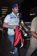 Yuvraj Singh leave for IIFA to Singapore in International airport on 6th June 2012 (33).JPG