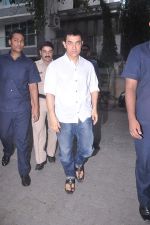 Aamir Khan at Suresh Hirani_s prayer meet in Mumbai on 7th June 2012 (11).JPG