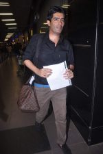 Manish Malhotra leave for London in International Airport on 8th June 2012 (6).JPG