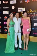 Andrea Jeremiah, Kamal Haasan, Pooja Kumar at the IIFA Rocks Red Carpet on 8th June 2012 (13).JPG