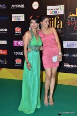 Andrea Jeremiah, Pooja Kumar at the IIFA Rocks Red Carpet on 8th June 2012 (18).JPG
