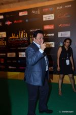 Rishi Kapoor at the IIFA Rocks Red Carpet on 8th June 2012 (24).JPG