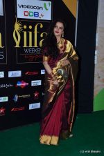Rekha at IIFA Awards 2012 Red Carpet in Singapore on 9th June 2012 (19).JPG