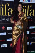 Rekha at IIFA Awards 2012 Red Carpet in Singapore on 9th June 2012 (22).JPG