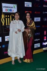 Rekha, Neetu Singh at IIFA Awards 2012 Red Carpet in Singapore on 9th June 2012 (25).JPG