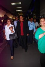 Neetu Singh, Shatrughan  Sinha return from Singapore after attending IIFA Awards in Mumbai on 11th June 2012 (26).JPG