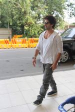 Shahid Kapoor snapped on way to Indore on 14th June 2012 (4).JPG