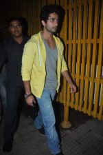 Shahid Kapoor arrive from Delhi and straight go to watch their film at Ketnav in Bandra on 18th June 2012 (60).JPG