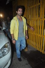 Shahid Kapoor arrive from Delhi and straight go to watch their film at Ketnav in Bandra on 18th June 2012 (61).JPG