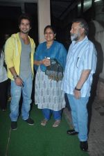 Shahid Kapoor, Pankaj Kapoor, Supriya pathak arrive from Delhi and straight go to watch their film at Ketnav in Bandra on 18th June 2012 (70).JPG