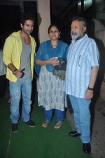 Shahid Kapoor, Pankaj Kapoor, Supriya pathak arrive from Delhi and straight go to watch their film at Ketnav in Bandra on 18th June 2012 (72).JPG