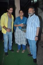 Shahid Kapoor, Pankaj Kapoor, Supriya pathak arrive from Delhi and straight go to watch their film at Ketnav in Bandra on 18th June 2012 (73).JPG