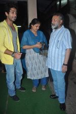 Shahid Kapoor, Pankaj Kapoor, Supriya pathak arrive from Delhi and straight go to watch their film at Ketnav in Bandra on 18th June 2012 (75).JPG