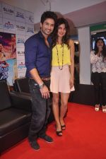 Shaid Kapoor, Priyanka Chopra at Reliance Digital in Andheri, Mumbai on 19th 2012 (18).JPG