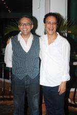 Vidhu Vinod Chopra, Rajesh Mapuskar at Prem Chopra_s bash for the success of Sharman Joshi_s film Ferrari Ki Sawaari on 20th June  2012 (106).JPG