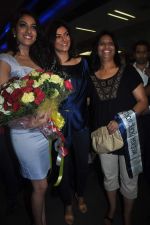Sushmita Sen with I am She girl Himangini Singh wins Miss Asia Pacific World title and returns to Mumbai in International Airport on 21st June 2012 (25).JPG