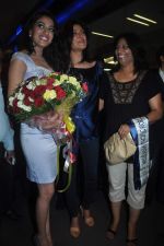 Sushmita Sen with I am She girl Himangini Singh wins Miss Asia Pacific World title and returns to Mumbai in International Airport on 21st June 2012 (26).JPG