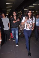 Shahid Kapoor and Priyanka Chopra return from London and Toronto in airport,Mumbai on 25th June 2012 (25).JPG