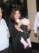 Aishwarya Rai Bachchan snapped with baby Aradhya in Airport, Mumbai on 25th June 2012 (3).JPG