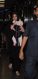 Aishwarya Rai Bachchan snapped with baby Aradhya in Airport, Mumbai on 25th June 2012 (4).JPG