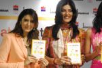 Sushmita sen unveils pooja makhija_s book Eat Delete in Delhi on 26th June 2012 (13).jpg