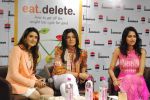 Sushmita sen,Himangini Singh Yadu unveils pooja makhija_s book Eat Delete in Delhi on 26th June 2012 (7).jpg