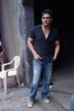 Sunil Shetty on location of film Mere Dost Picture Abhi Baki Hain in Kandivali, Mumbai on 30th June 2012 (13).JPG