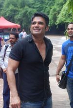 Sunil Shetty on location of film Mere Dost Picture Abhi Baki Hain in Kandivali, Mumbai on 30th June 2012 (16).JPG