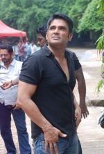 Sunil Shetty on location of film Mere Dost Picture Abhi Baki Hain in Kandivali, Mumbai on 30th June 2012 (20).JPG