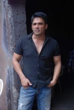 Sunil Shetty on location of film Mere Dost Picture Abhi Baki Hain in Kandivali, Mumbai on 30th June 2012 (23).JPG
