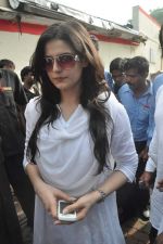 Zarine Khan at Dara Singh funeral in Mumbai on 12th July 2012 (4).JPG