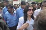 Zarine Khan at Dara Singh funeral in Mumbai on 12th July 2012 (5).JPG