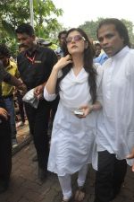 Zarine Khan at Dara Singh funeral in Mumbai on 12th July 2012 (8).JPG