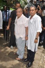 at Dara Singh funeral in Mumbai on 12th July 2012 (64).JPG