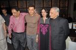 Aamir Khan at trade analyst Amod Mehra_s birthday in Andheri on 13th July 2012 (13).JPG